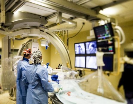 Ärztliches Team bei einem interventionellen Eingriff im Katheterlabor